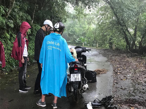 Xe ga mất phanh khi đang đổ đèo ở Ba Vì, đôi bạn trẻ liều mình lao vào gốc cây để thoát nạn