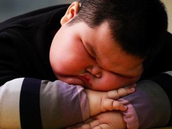Bé trai đang ngủ say bỗng nhiên tử vong, cha mẹ hối hận khi để con gặp tình trạng này