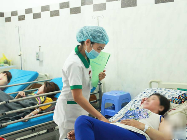 Bình Dương: 13 nữ công nhân nhập viện do ngộ độc khí NH3 từ cơ sở sản xuất nước đá