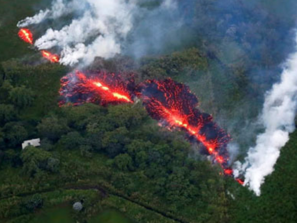'Bom nham thạch' xuyên thủng tàu du lịch Hawaii, 23 người bị thương