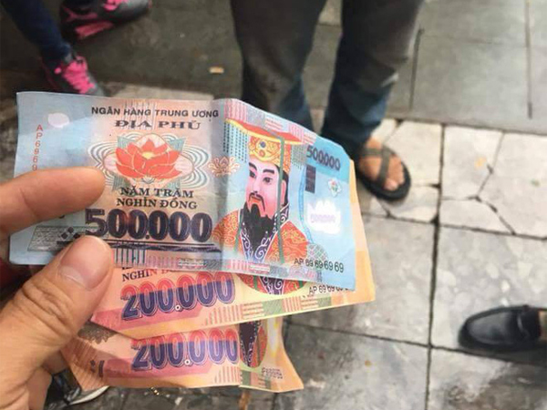 Khách Tây tố bị xích lô ở Hà Nội lừa đảo, dùng tiền âm phủ trả lại 900 nghìn