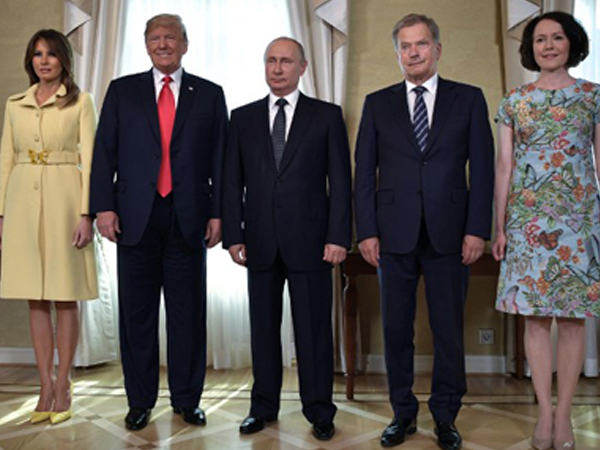 Melania mặc váy 3.700 USD tới cuộc gặp Trump - Putin