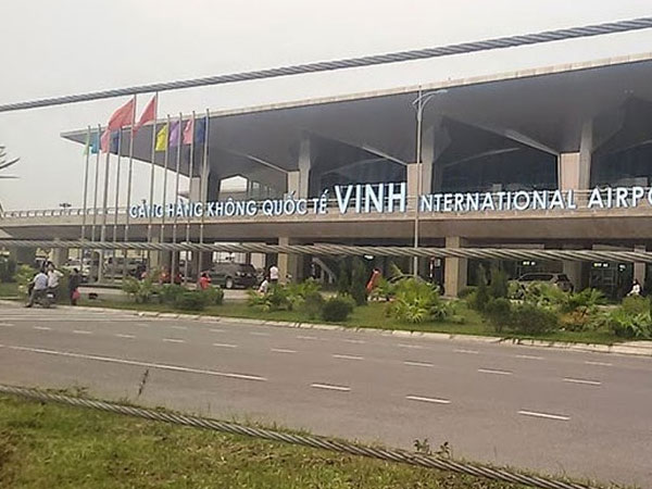 Sân bay Vinh 'tê liệt' vì máy bay Vietnam Airlines gặp trục trặc nằm giữa đường băng