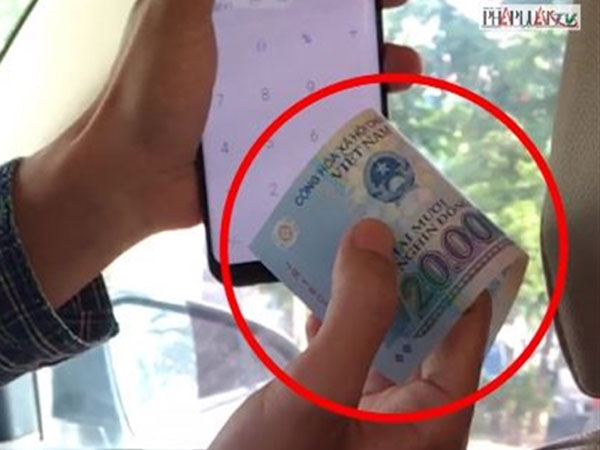 Video: Màn phù phép ‘đồng 500.000 thành 20.000' của các taxi dỏm tại TP.HCM