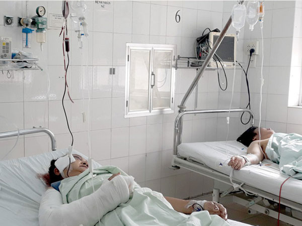 Xe khách lùi ra từ quán cơm bị tông vào đuôi, 2 người chết