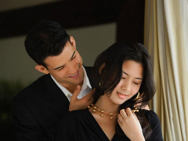 Bạn gái mắc 'bệnh nhạy cảm' khiến tôi xấu hổ với bạn bè và không còn cảm giác mỗi khi ở bên