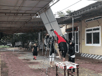Bất chấp bão Sơn Tinh đang tiến vào, du khách vẫn xuống biển Cửa Lò tắm trong mưa