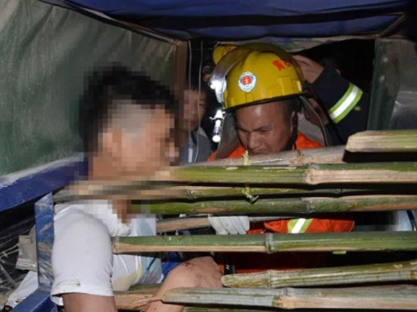 Bị 4 cọc tre dài ngoằng đâm xuyên người vẫn nói chuyện như thường