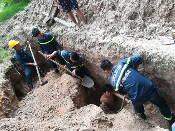Đào bới cứu người bị vùi lấp dưới lớp đất sâu 2,5m