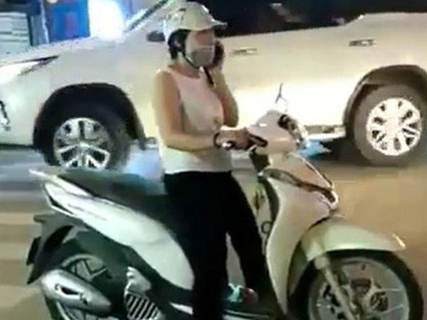 Hải Phòng: Người phụ nữ thản nhiên dừng xe máy giữa ngã tư để ''buôn'' điện thoại như ở nhà