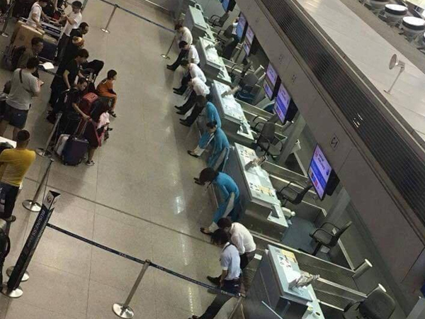 Hình ảnh nhân viên sân bay Tân Sơn Nhất cúi gập mình trước hành khách khiến cộng đồng mạng tò mò xen lẫn thích thú