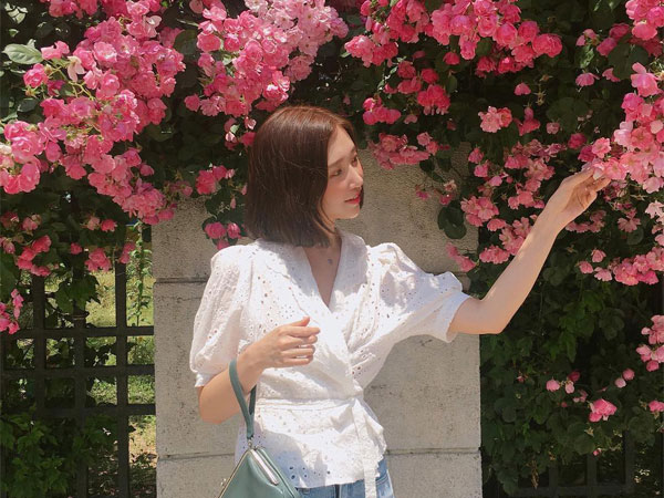 Không ngờ những thiết kế áo cổ V, cổ vuông lại có thể diện đẹp từ đi chơi tới sở làm thế này