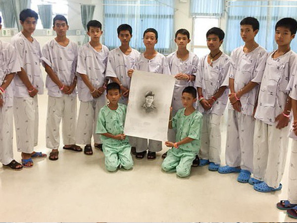 Lý do đội bóng nhí Thái Lan họp báo ngay khi xuất viện, bất chấp cảnh báo