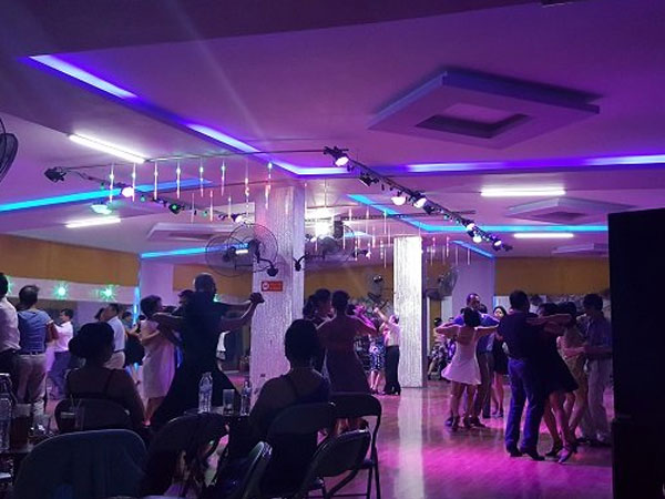'Mối tình đắng' của bà chủ khách sạn bên sàn khiêu vũ