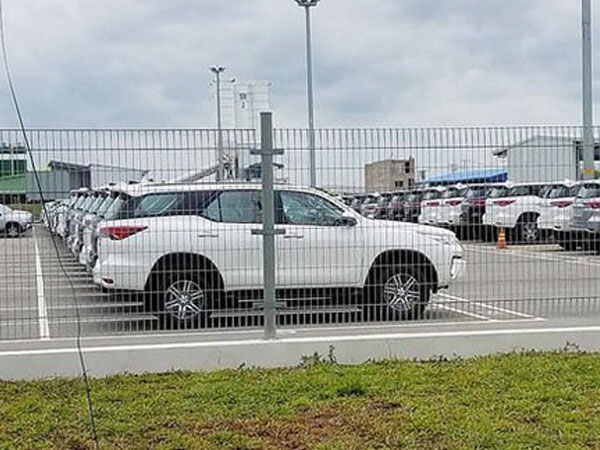 Mua ô tô đắt thêm trăm triệu: Dân buôn cò quay, khách hàng ấm ức