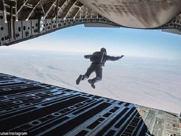 'Thót tim' xem hậu trường Tom Cruise tự mình thực hiện cú nhảy từ máy bay trong Mission Impossible 6