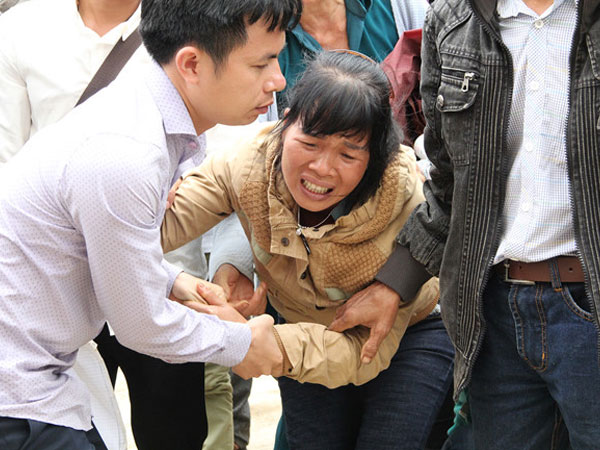 Vợ Đặng Văn Hiến khóc khi nghe vụ án của chồng được kiểm tra
