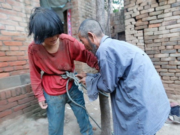 Câu chuyện éo le của ông lão 'nhặt vợ' bên đường về chung sống, mỗi ngày đi làm đều phải trói vợ trói con lại