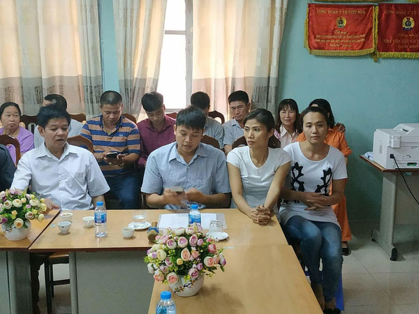 Hai gia đình đang trao lại 2 bé trai bị nhầm tại Bệnh viện Đa khoa Ba Vì