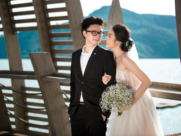 Không còn tiết lộ 'nhỏ giọt', đây là trọn bộ ảnh cưới ngọt ngào của Á hậu Tú Anh và vị hôn phu