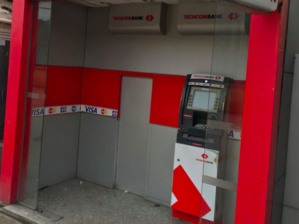 Một trụ ATM của ở Sài Gòn bị trộm dùng xà beng đập phá