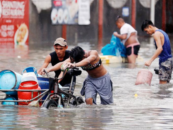 Người Philippines vật lộn với lụt vì bão Sơn Tinh