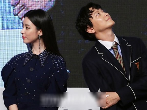 Sau tin đồn hẹn hò, 'thánh sống' Kang Dong Won và Han Hyo Joo có biểu hiện gây sốt trong lần đầu lộ diện
