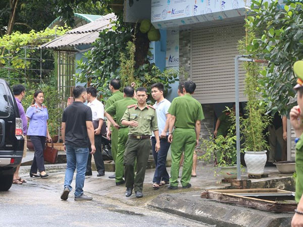 Ảnh: Công an Hà Giang và A83 khám nhà người sửa điểm thi Vũ Trọng Lương