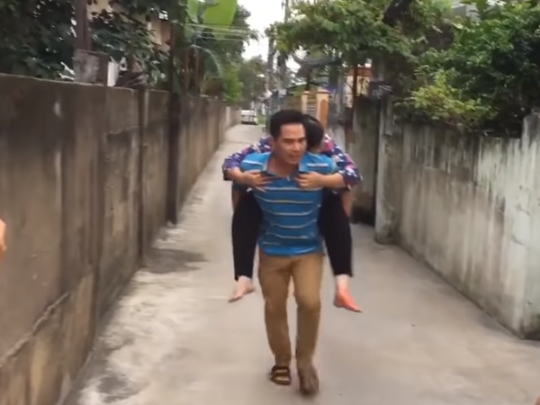 Bà Mai 'Gạo Nếp Gạo Tẻ' nhận bình luận tiêu cực trong clip con rể cõng mẹ vợ ở hậu trường