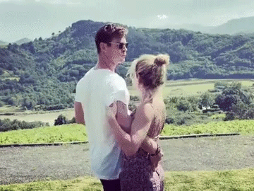 Chị em lại tan chảy vì clip 'Ông chồng quốc dân' Chris Hemsworth nhảy Despacito cùng vợ siêu dễ thương