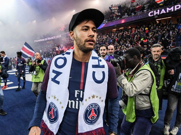 Một năm sau ngày hỉ hả ra đi, Neymar giờ cuống quýt trong tuyệt vọng