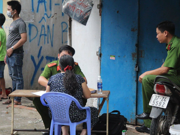Nghi ngờ vợ có nhân tình, chồng bóp cổ vợ tới tử vong rồi tới công an đầu thú