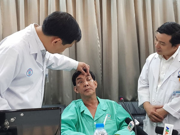Người đàn ông An Giang bị hàng chục mảnh gỗ ghim vào hốc mắt vì ngã xe đập mặt xuống đường