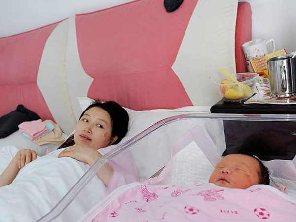 Siêu âm chắc chắn con gái nhưng sinh ra con trai, mẹ trẻ hoang mang khi chị em cảnh báo nguy cơ 'trao nhầm con'