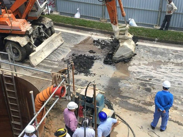 Sụp lún ở đường Võ Văn Kiệt, giao thông bị phong tỏa nhiều giờ