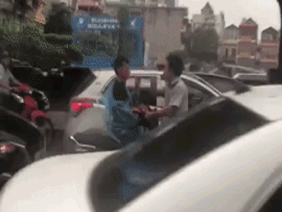 Va quệt taxi, thanh niên xe máy dửng dưng bỏ đi và cái kết gây chú ý giữa đường