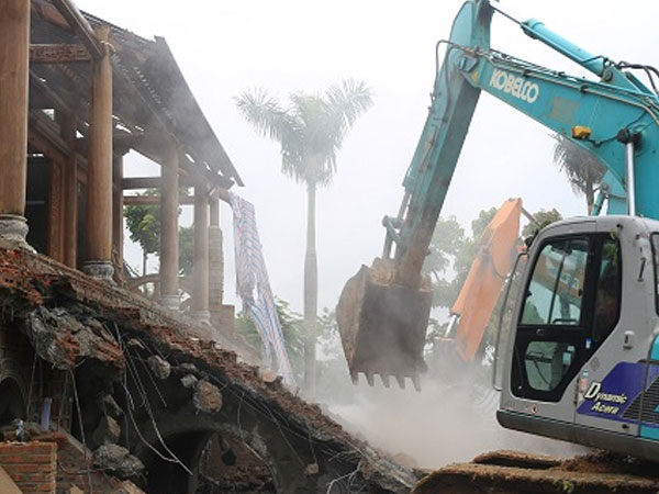 Video: Máy xúc, xe cẩu phá dỡ 'cung điện thờ thiên' ở Ba Vì
