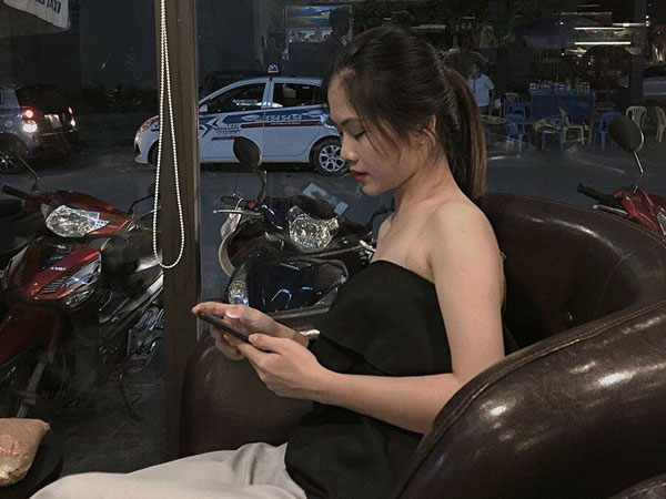 Vô tình xem điện thoại của người yêu, cô gái xinh đẹp ngã ngửa khi biết mình bị cắm 5 cái sừng