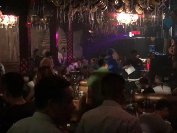 Ập vào quán beer club, công an đưa gần 30 người về trụ sở