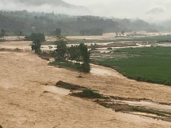 Bơi ra cứu cháu bé, phó bí thư bị nước lũ cuốn trôi tử vong