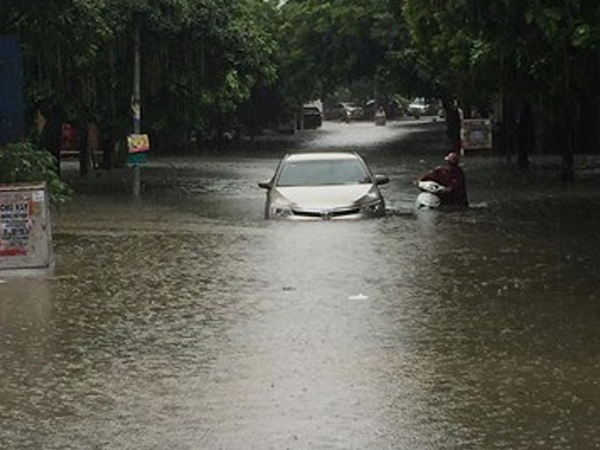 Hà Nội mưa trắng trời, nhiều phố thành sông