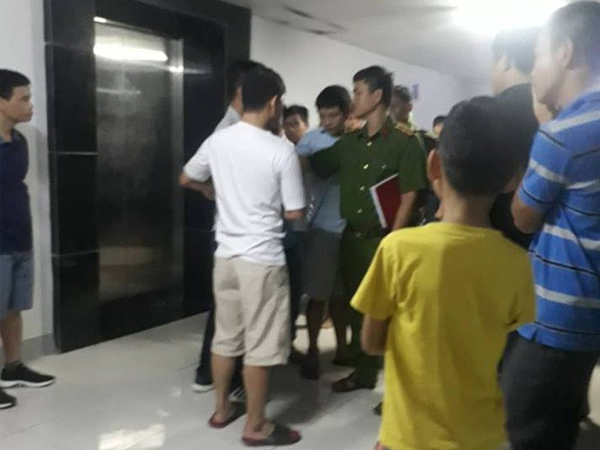 Xót xa cảnh người chồng khóc ngất, không thể đứng vững khi hay tin vợ là nghi phạm thắt cổ 2 cháu bé tử vong