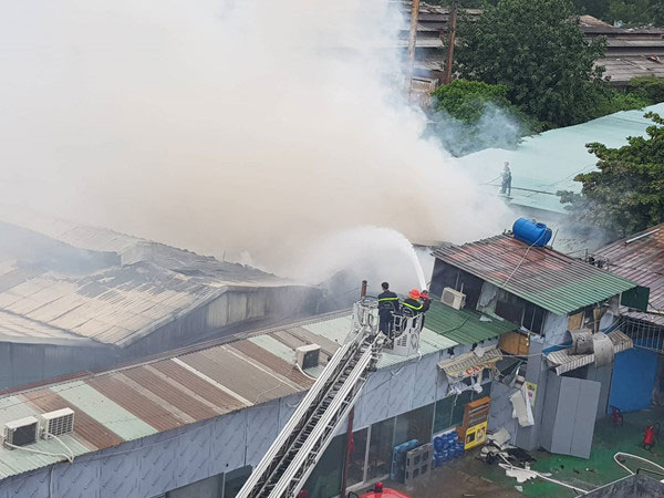 Cháy lớn gần siêu thị Co.op Mart Trường Chinh
