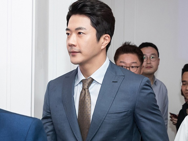 Kwon Sang Woo lịch lãm ở tuổi 42, Khánh My 'cân' cả dàn sao với đầm in hình nam tài tử