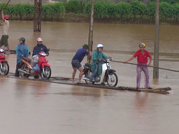 Video: Phú Thọ chìm trong biển nước, người dân di chuyển bằng thuyền