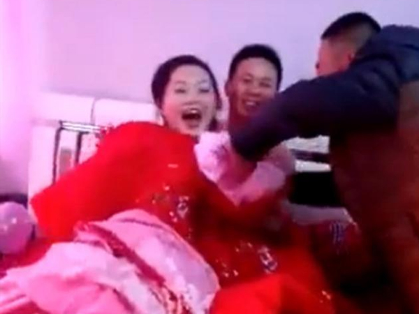 Cô dâu bị đám khách nam lột sạch đồ trên giường tân hôn, chú rể chỉ biết nài nỉ