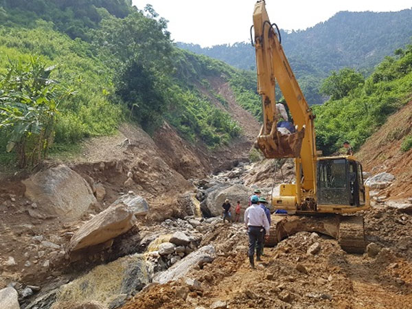 Đất đá sạt lở vùi lấp nhà máy thủy điện ở Yên Bái