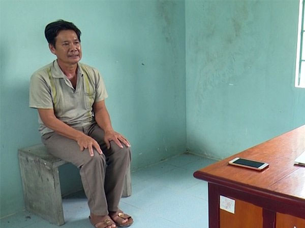 Gã đàn ông cho bé gái xem phim 'đen' rồi giở trò dâm ô