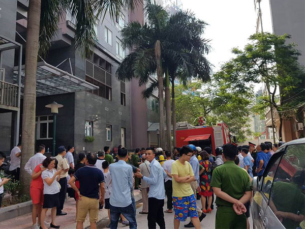 Hà Nội: Cháy chung cư trên mặt đường Hoàng Đạo Thúy, người dân hoảng loạn