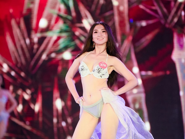 Mãn nhãn với màn trình diễn bikini siêu nóng bỏng của 38 thí sinh trong đêm Chung khảo phía Bắc